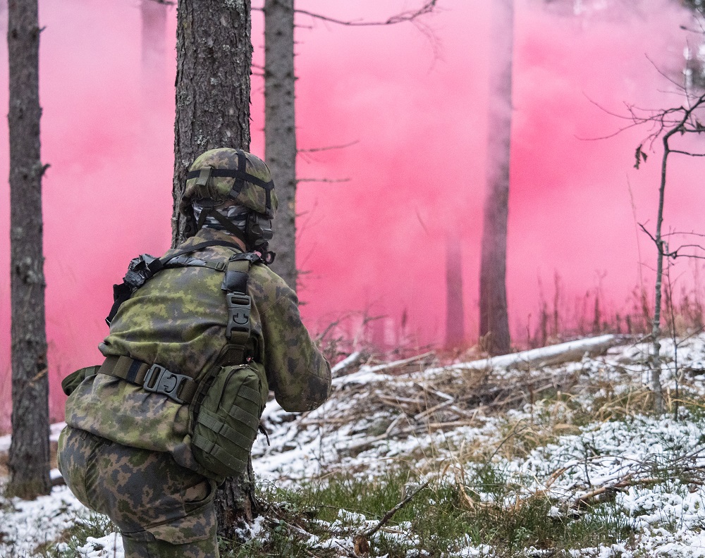 Erikoisrajajääkäri vaaleanpunaisessa savussa.