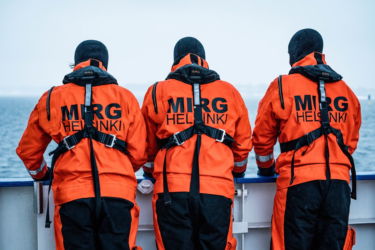 MIRG-ryhmä poseeraa merilentopuvuissaan