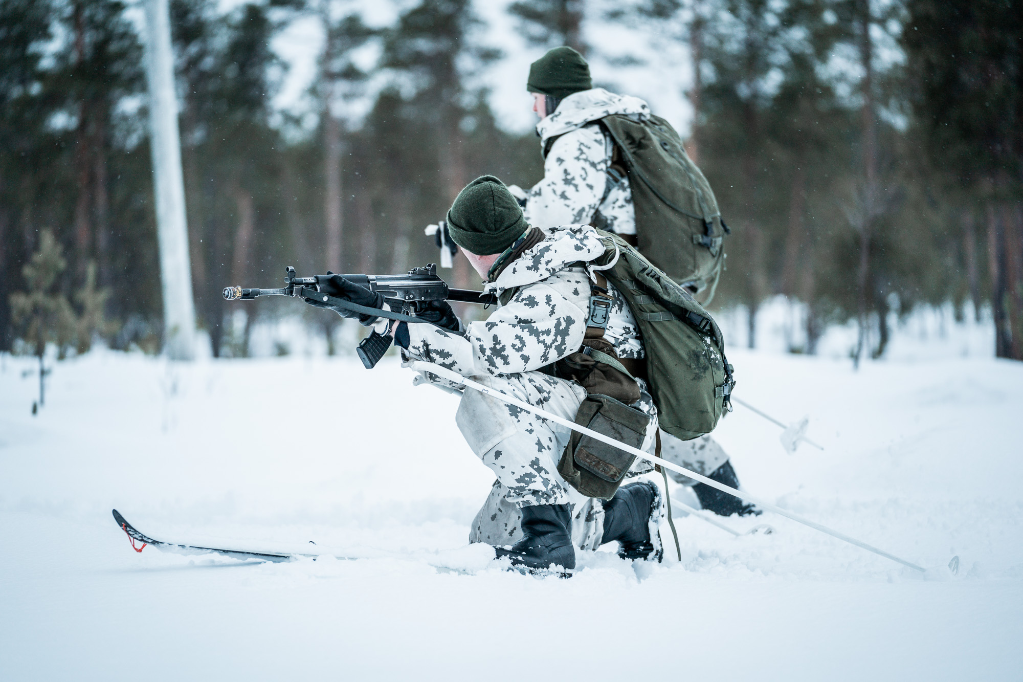 Kaksi rajajääkäriä etenemässä suksilla taisteluharjoituksessa