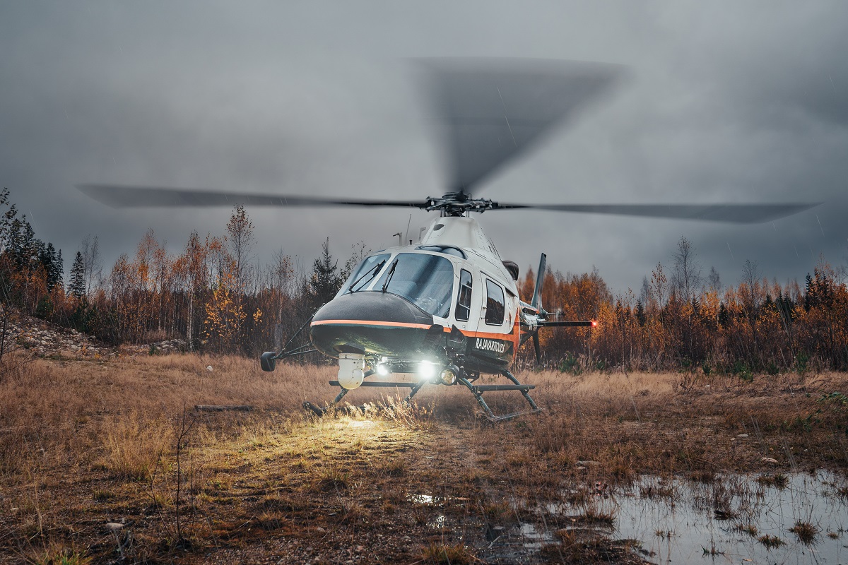 Rajavartiolaitoksen helikopteri juuri laskeutuneena.