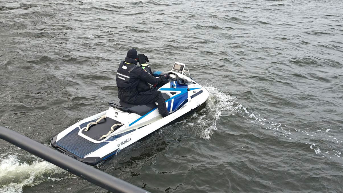 En vattenskoter avgår från piren med en gränsvakt och en gränshund ombord.