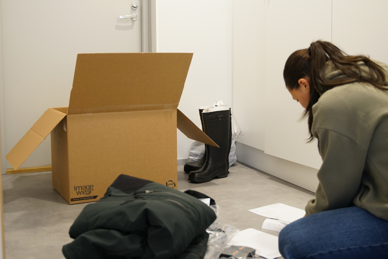 RMVK:n opiskelija tarkastamassa varusteitaan saapumispäivänä