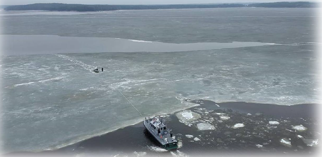 Heikkoa jäätä, kuvassa myös laiva ja jäillä ihmisiä.