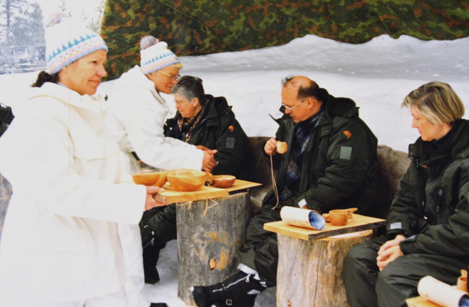 Det är vinter. Ulla Virta och Annikki Länsman serverar soppa till gäster.