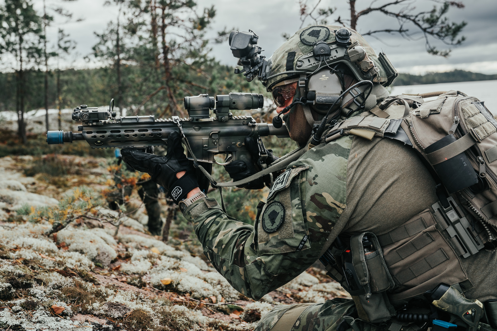 En medlem av beredskapspluton pekar med ett maskingevär.