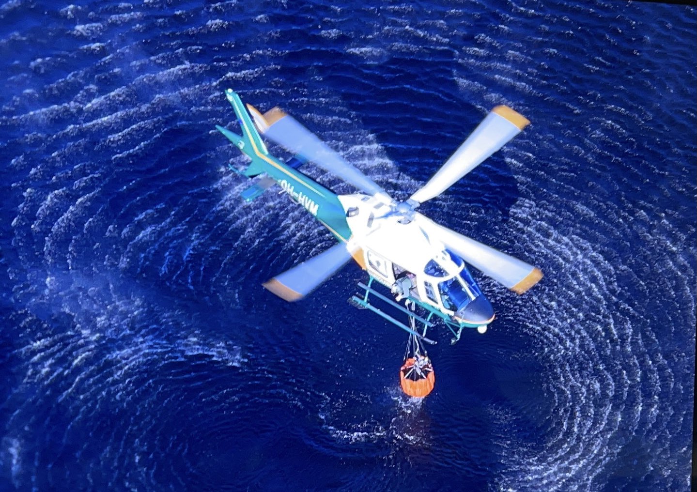 Helikopteri veden yllä