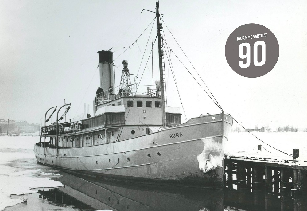 Vartiolaiva Aura laituriin ankkuroituna.