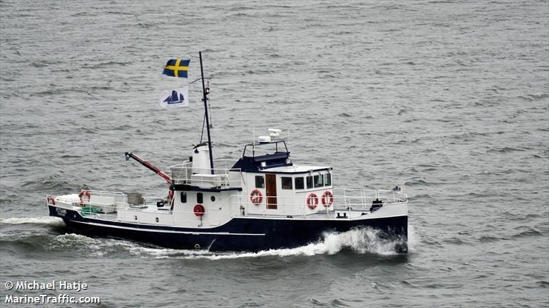 Valkoinen matkustaja-alus jossa musta pohja seilaa merellä. Laivassa on Ruotsin lippu.