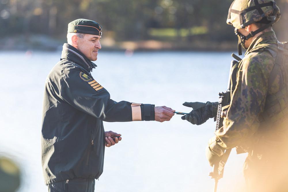 Kommendören för Finska vikens sjöbevakningssektion, kommodor Risto Jääskeläinen, överräckte björnhuvudemblemet vid Porkala sjöbevakningsstation till dem som avklarat examen.