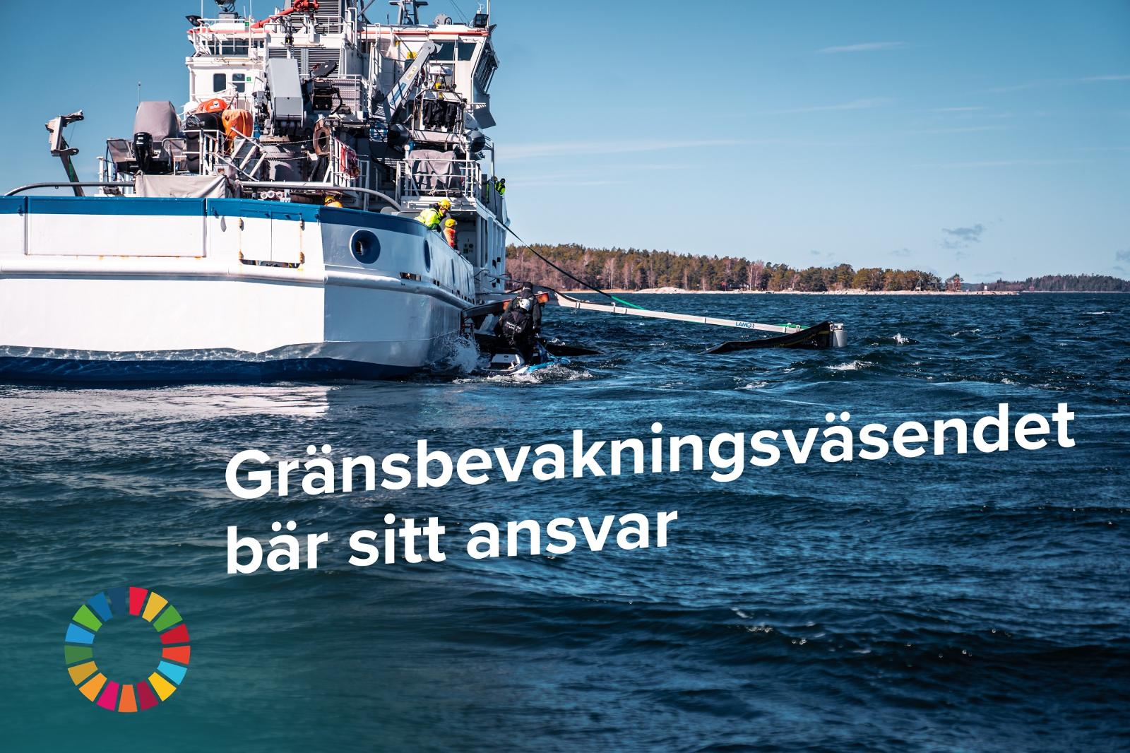En vit båt på havet. Bilden har en text Gränsbevakningsväsendet bär sitt ansvar.