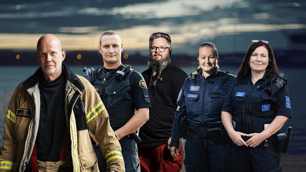 Pelastaja, merivartija, ensihoitaja, poliisi ja tullihenkilö poseeraavat tv-sarjan mainoksessa.