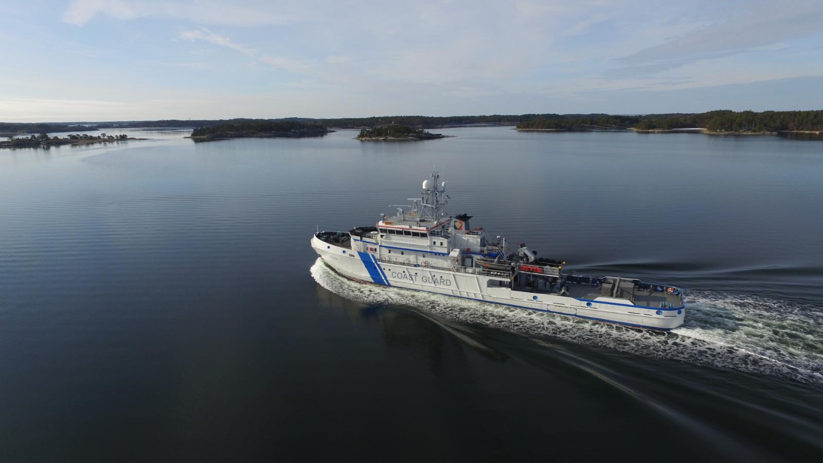 Vartiolaiva Uisko seilaamassa Saaristomerellä