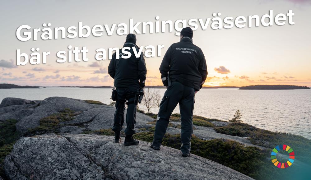 Två sjöbevakare står på klippan och tittar på havet. Bilden har en text Gränsbevakningsväsendet bär sitt ansvar.