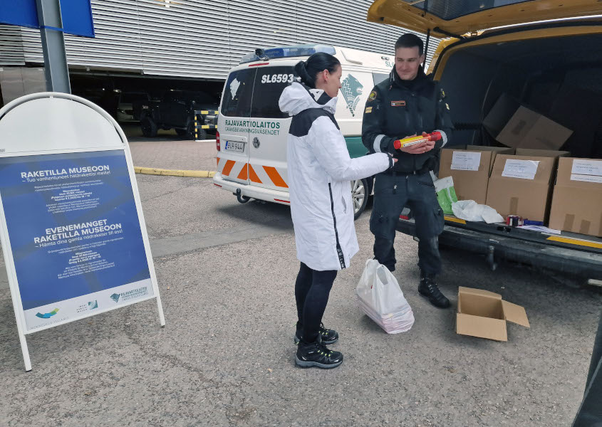 Rajavartija vastaanottaa vanhoja hätäsignaaleja Messukeskuksen ulkopuolella.