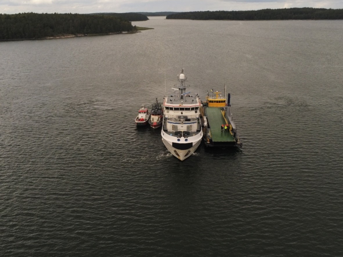 Vartiolaiva merellä, jonka kylkeen on kiinnityneenä muita aluksia.