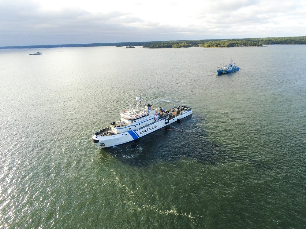 Ett vitt bevakningsfartyg på havet.