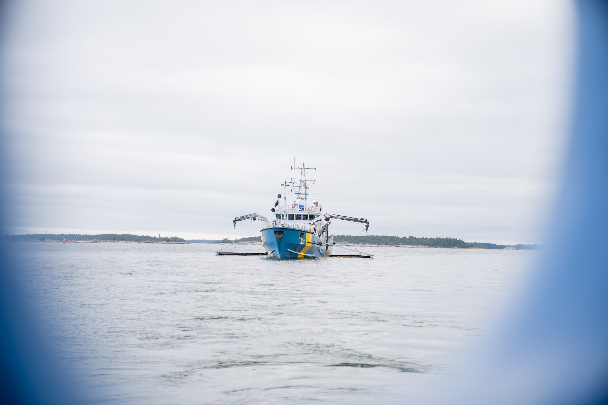 Bevakningsfartygen med oljebommar på båda sidorna