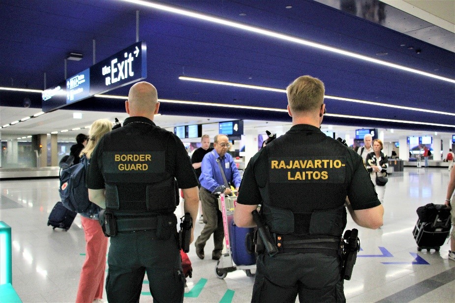 Kaksi rajavartijaa seisoo lentoasemalla.