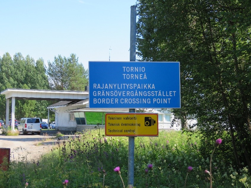 Gränsövergångsskyltar vid gränsövergångsstället i Torneå.