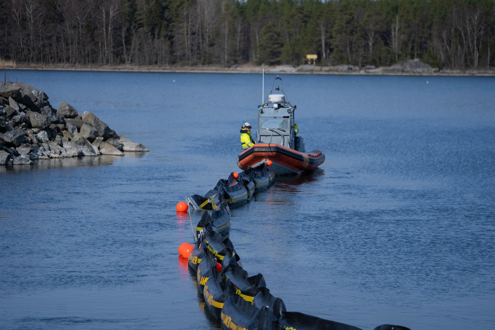 Oljebekämpningsbomb i vatten.