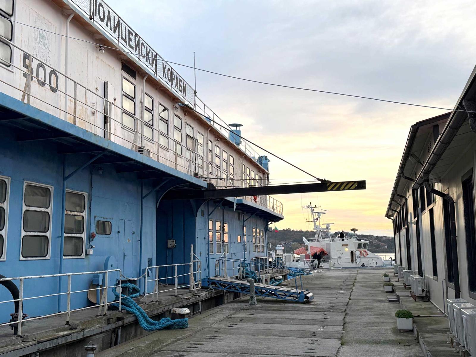 Vasemmalla Sozopolin alustukikohdan kelluva huoltohalli. Infrastruktuuri on osin päivityksen tarpeessa.