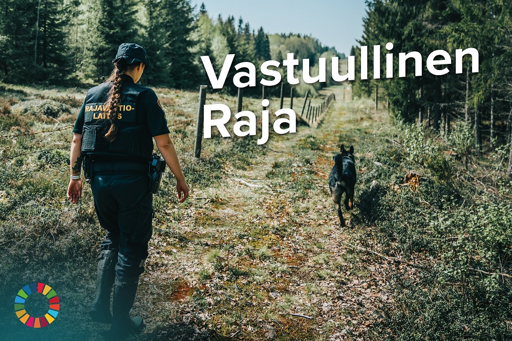 Rajavartija kävelee raja-aukolla koiran kanssa kesällä. Kuvassa teksti vastuullinen raja ja kestävän kehityksen logo.