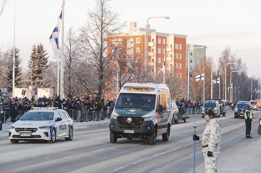 Itsenäisyyspäivää Juhlistettiin Perinteisessä Paraatissa Oulussa ...