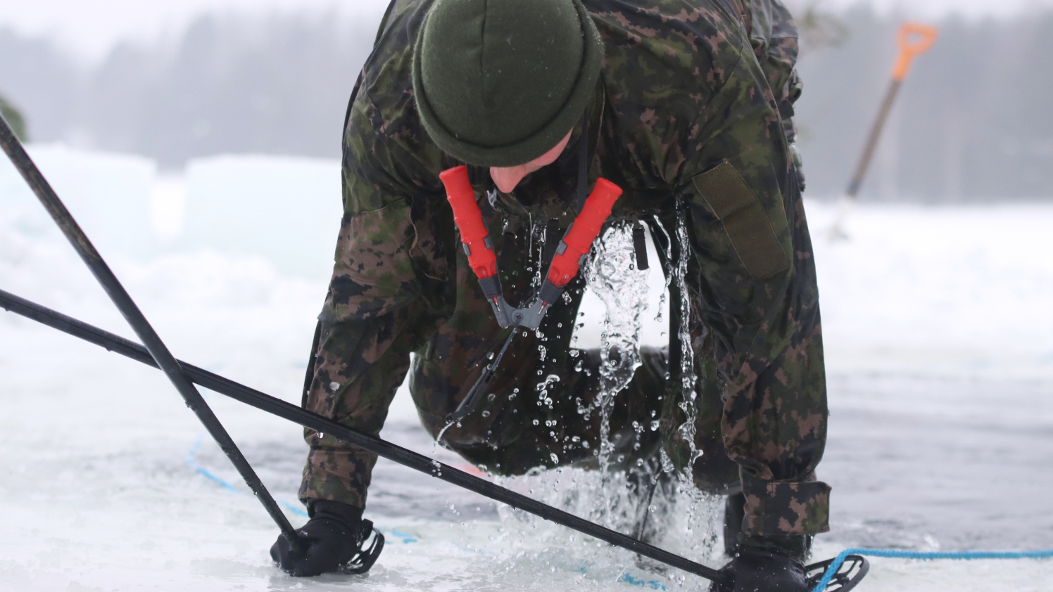 Raja- ja merivartiokoulun opiskelija nousee hyisestä vedestä jäistäpelastat 