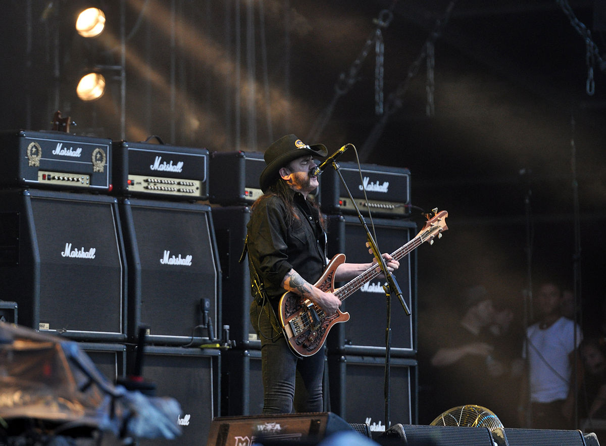 Lemmy Kilmister esiintymässä