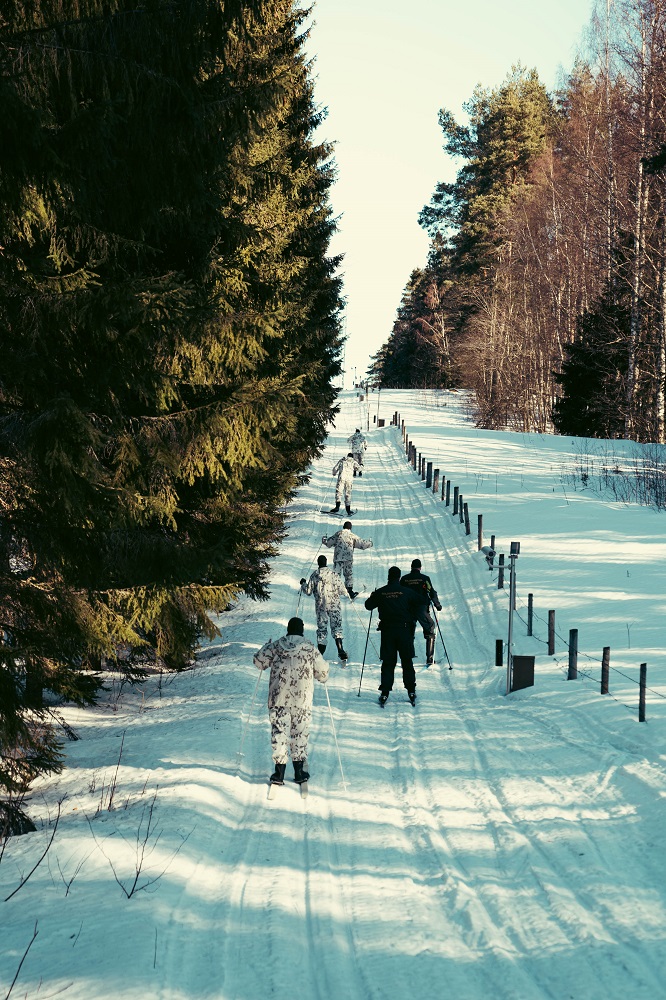 Liettualaiset rajavartijaopiskelijat hiihtämässä.