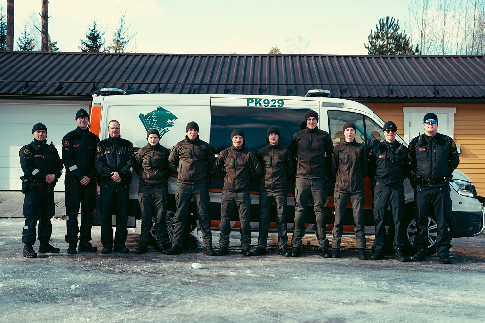 Liettualaiset rajavartijaopiskelijat ja Rajavartiolaitoksen henkilökunta yhteiskuvassa.