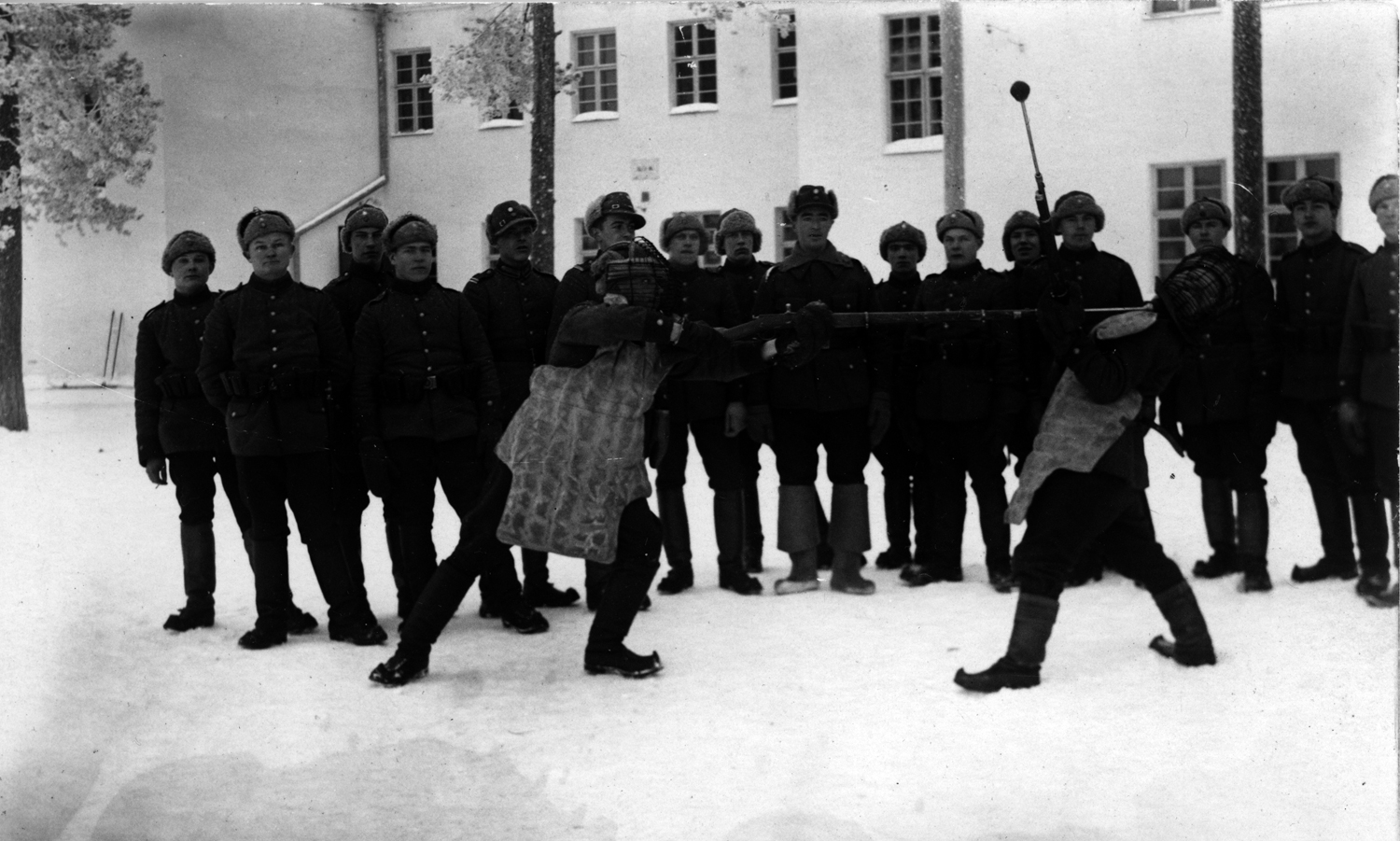 Aliupseerikurssin oppilaat lähitaistelukoulutuksessa 1920-luvulla