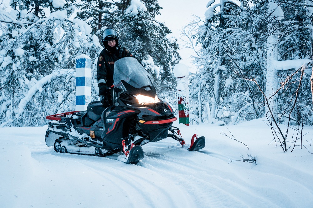 Rajavartija moottorikelkan selässä Lapissa.