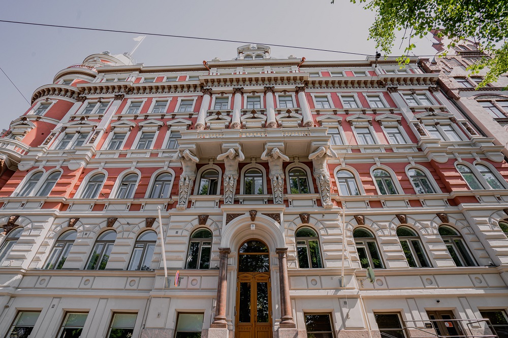 Ohcranahuset, Högbergsgatan 21, et rött höghus fotograferad framifrån. 