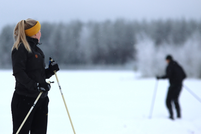RMVK:n opiskelijat maastossa hiihtämässä.