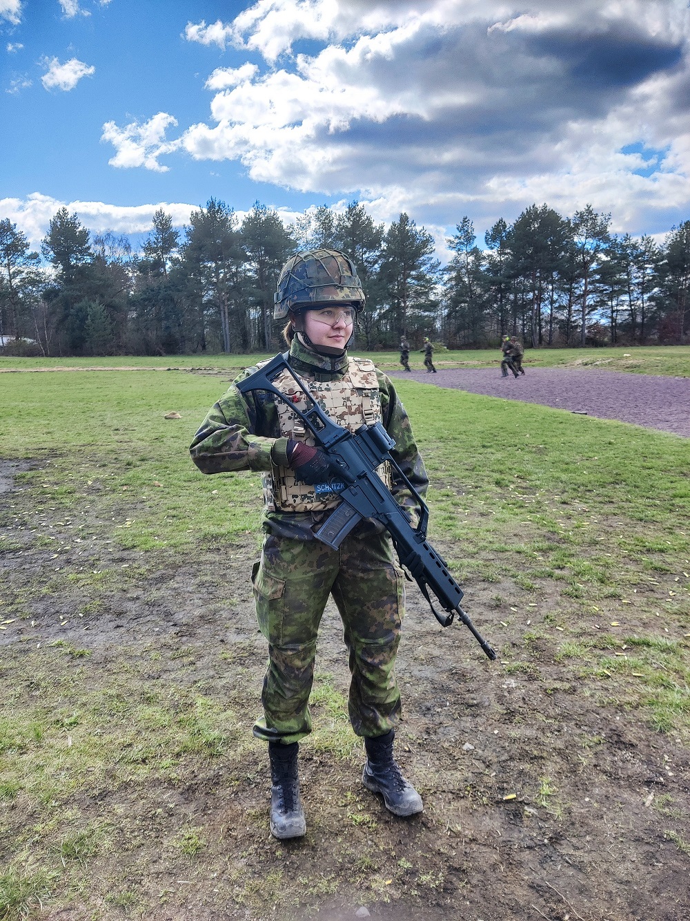 Petriina Penttinen seisoo nurmikentällä taisteluvarustuksessa.