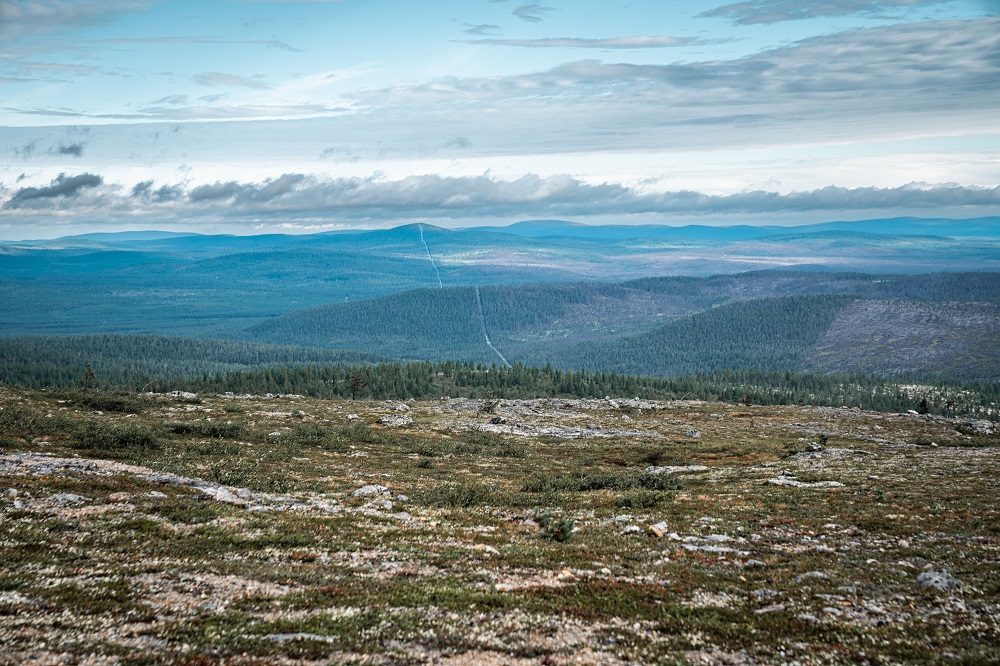 Tunturimaisema jossa näkyy raja-aukko