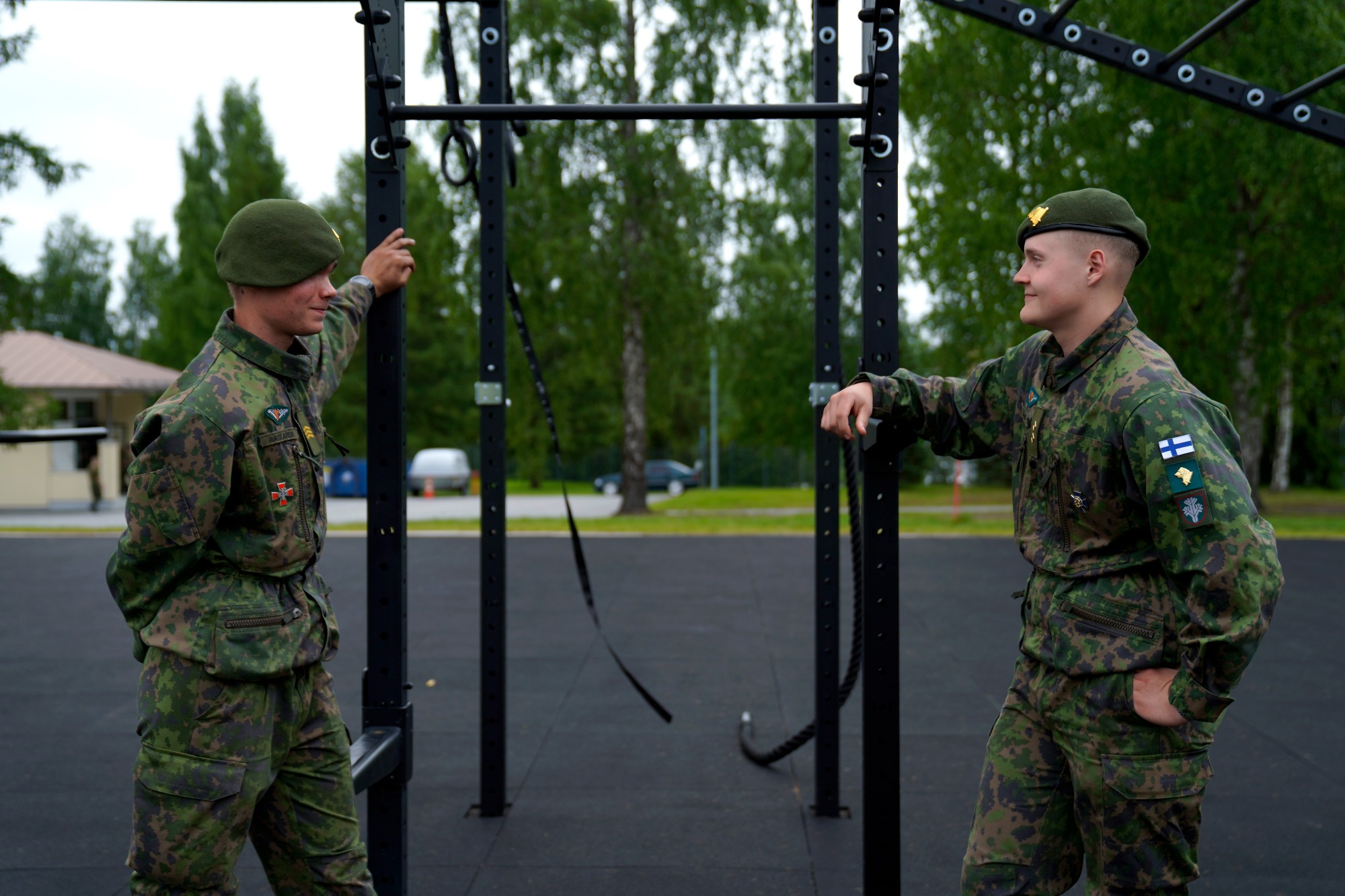 Laine och Ratilainen pratar på utomhusgymmet.