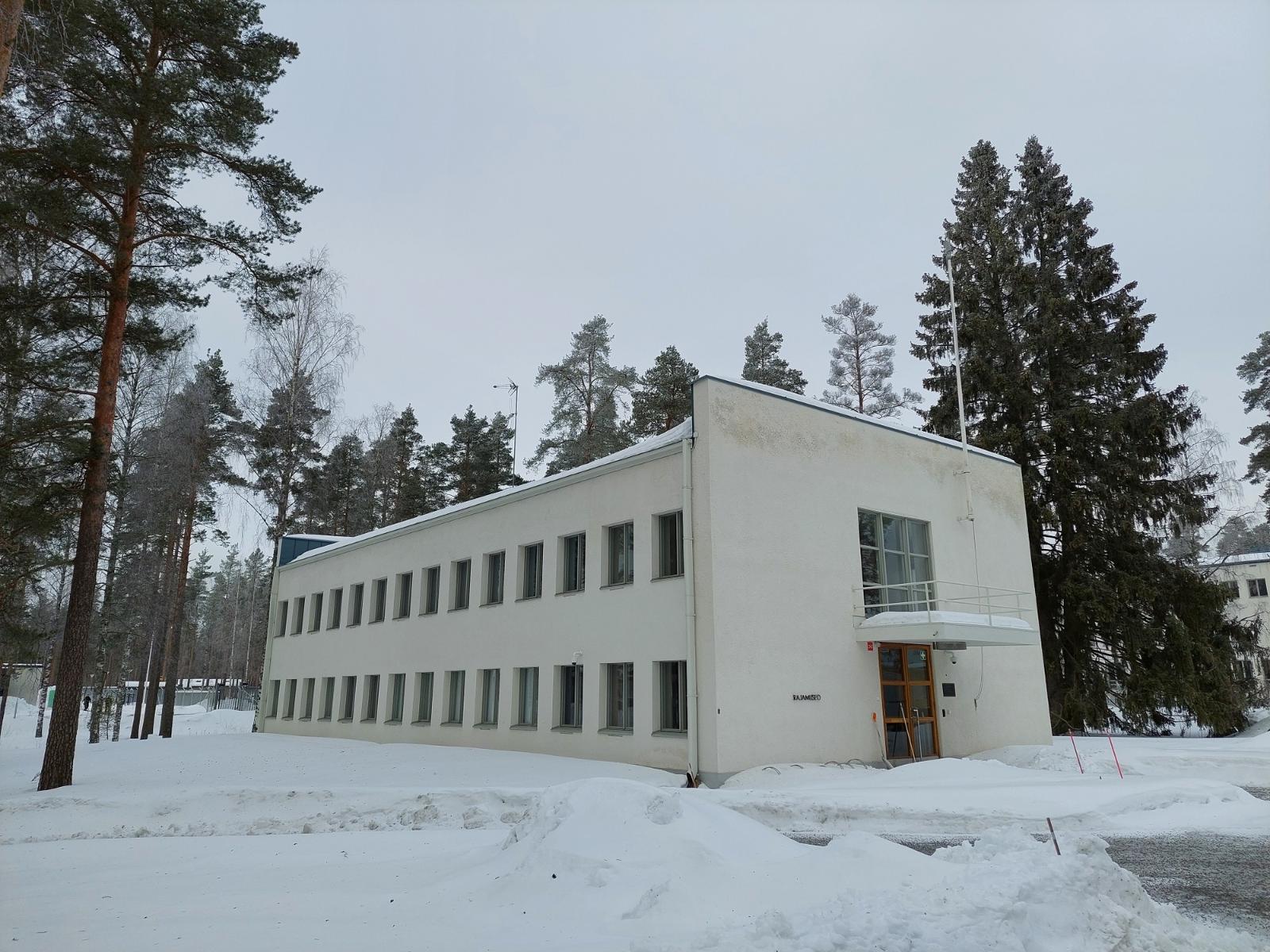 Valkoinen rajamuseon rakennus talvella.
