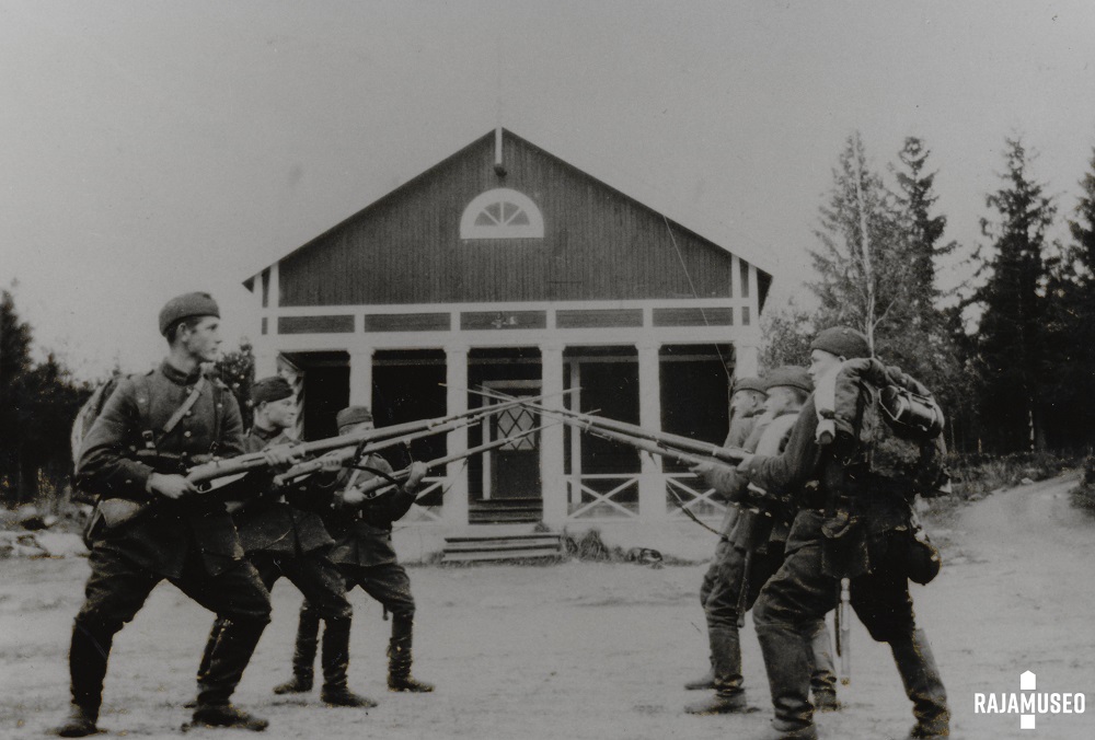 Sotilaita lähitaistelukoulutuksessa Salmin rajavartioston Pitkärannan kasarmeilla 1920-luvun lopulla.