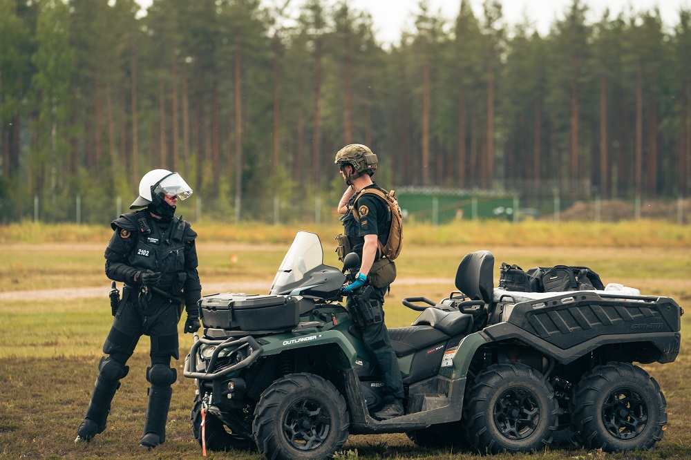 Mönkijä ja rajavartijoita harjoituksessa.