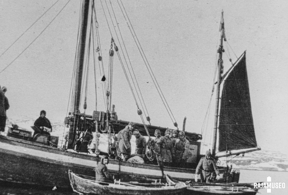 En gammal bild om Petsamo gränsbevakarnas motorbåt ute på Ishavet
