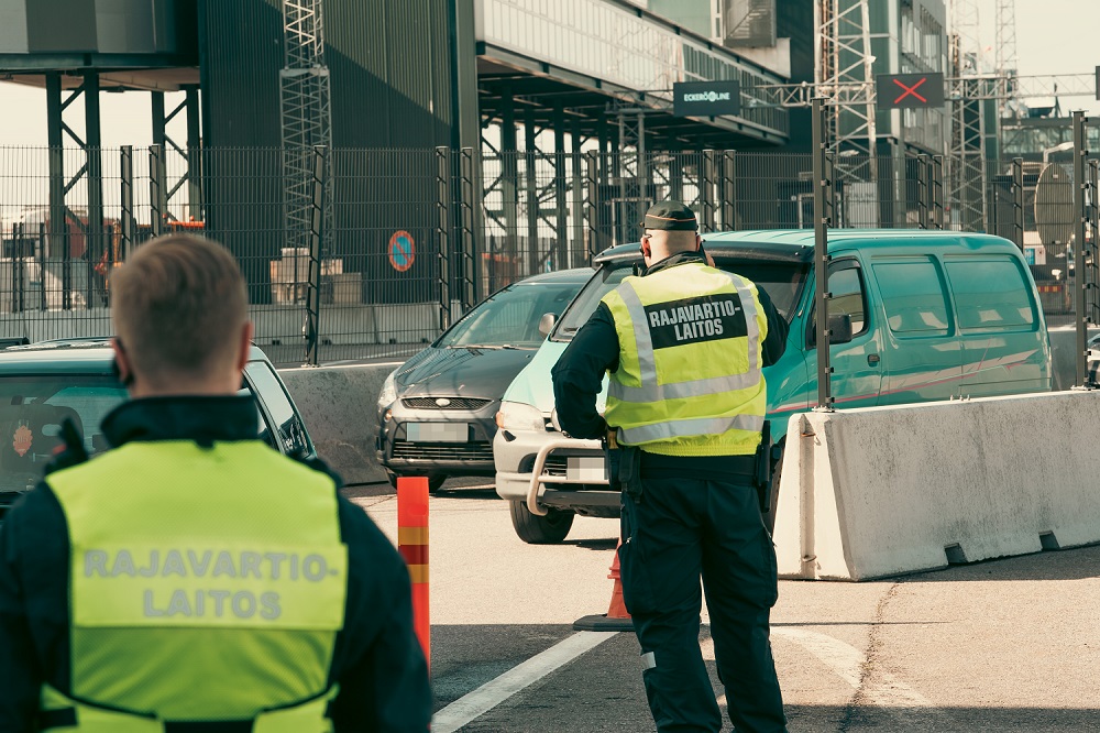 Rajavartijat tarkastamassa sataman ajoneuvoliikennettä.