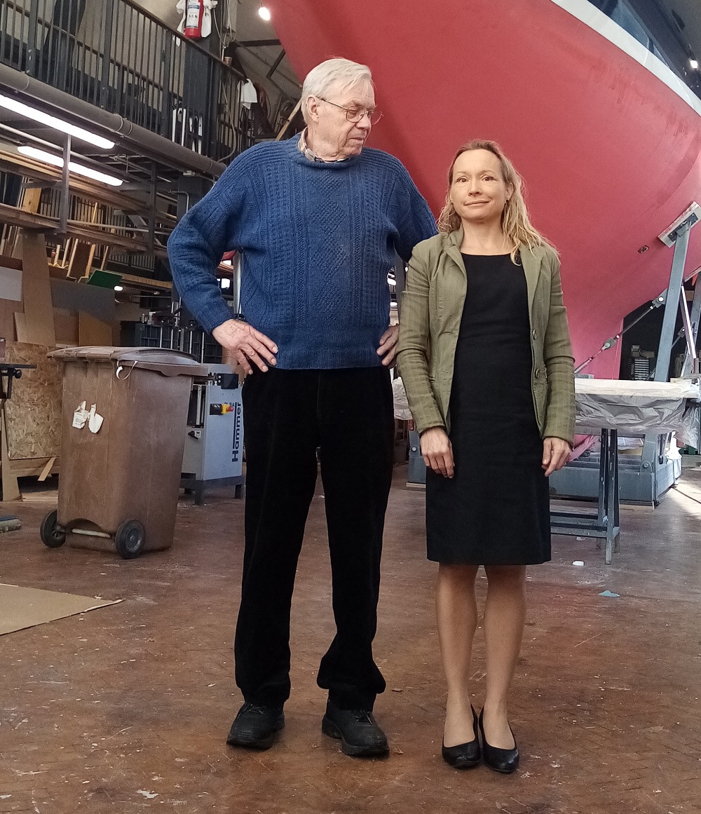 Leo Skogström ja Helena Pirttisaari-Sundström seisovat vierekkäin venevajassa. Taustalla punainen vene.