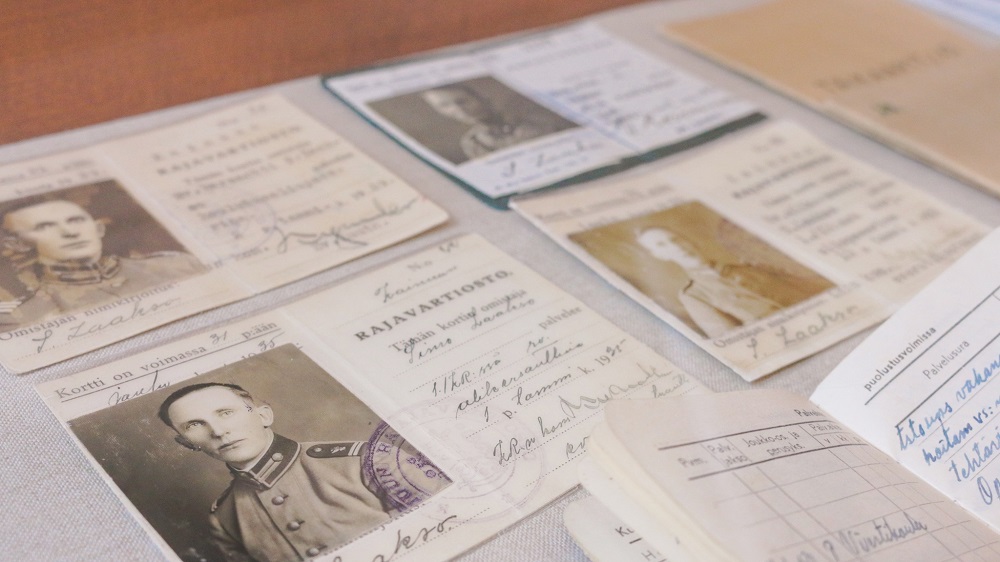 Vanhoja sotilaspasseja.