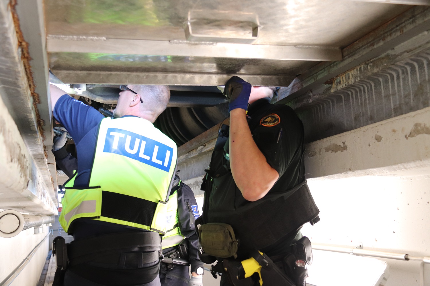 Tullens och Gränsbevakningväsendets personal kontrollerar en lastbil.