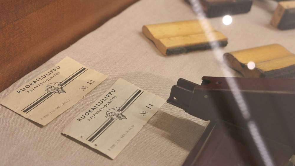 Ruokailulippuja vitriinissä.