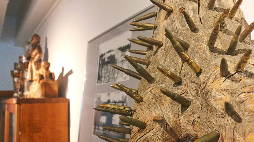 Puinen veistos jossa luoteja.