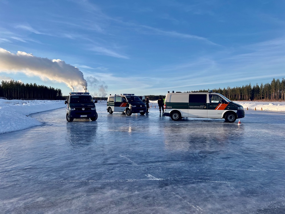 Kolme autoa jäällä.