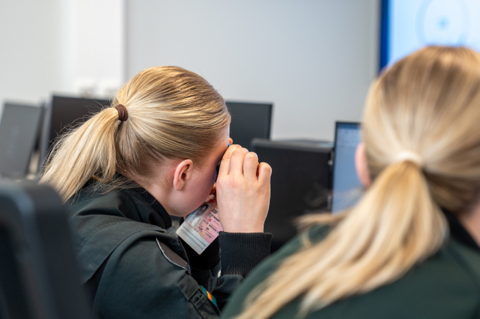 RMVK:n opiskelijat harjoittelemassa matkustusdokumenttien tarkastusta